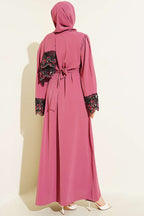 https://cdn.pazarium.com.tr/salli-cicek-suslemeli-abaya-elbise-gul-kurusu-799138-19-B.jpg