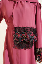 https://cdn.pazarium.com.tr/salli-cicek-suslemeli-abaya-elbise-gul-kurusu-799141-19-B.jpg
