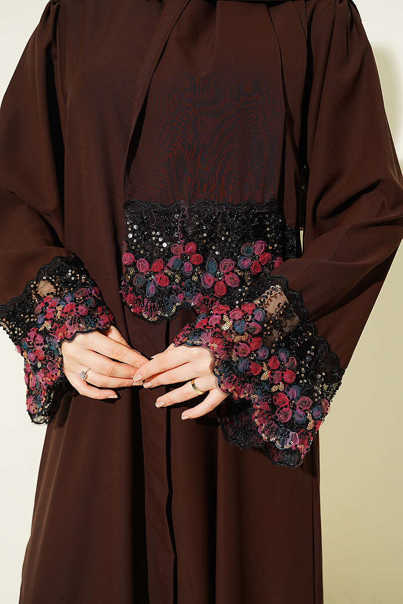 https://cdn.pazarium.com.tr/salli-cicek-suslemeli-abaya-elbise-kahve-799145-19-B.jpg
