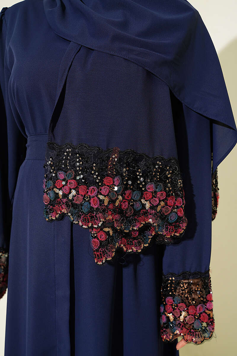 https://cdn.pazarium.com.tr/salli-cicek-suslemeli-abaya-elbise-lacivert-799149-19-B.jpg