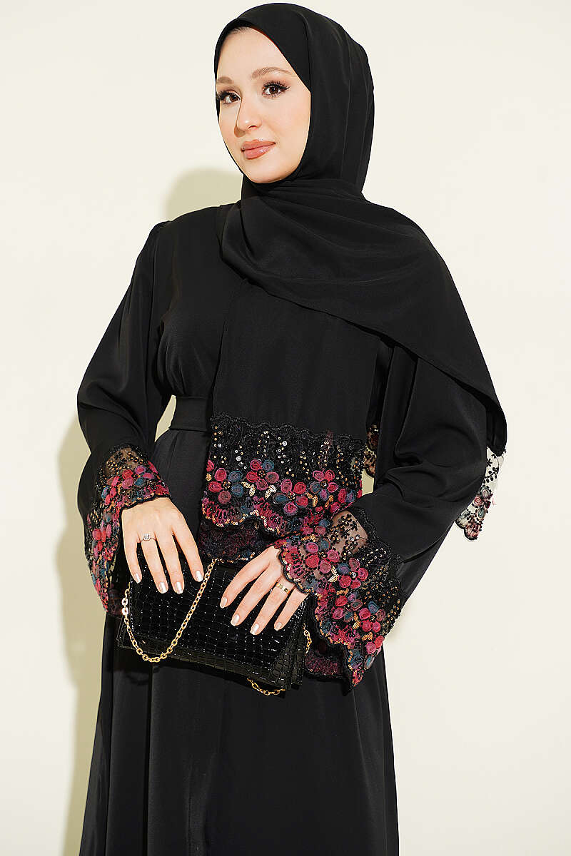 https://cdn.pazarium.com.tr/salli-cicek-suslemeli-abaya-elbise-siyah-799147-19-B.jpg