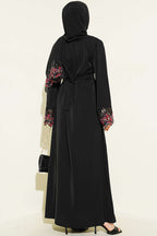 https://cdn.pazarium.com.tr/salli-cicek-suslemeli-abaya-elbise-siyah-799150-19-B.jpg