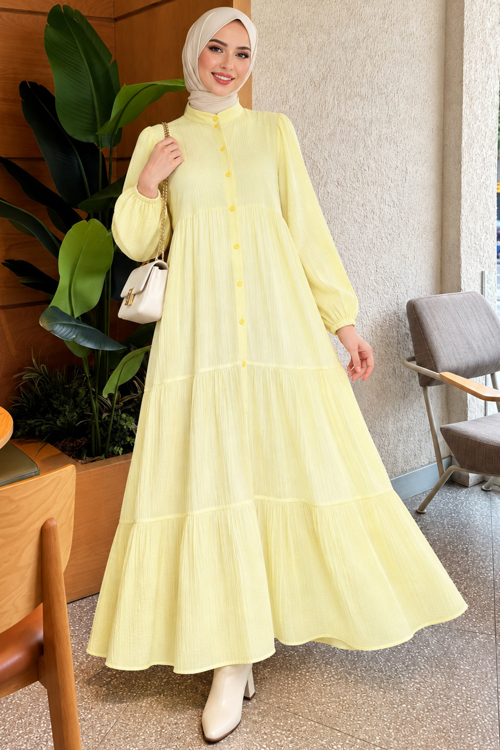 Vestido Beige con Abertura Frontal y Mangas Abullonadas