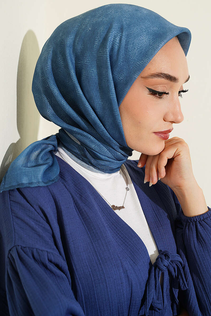 https://cdn.pazarium.com.tr/serit-cizgili-desenli-esarp-indigo-800679-19-B.jpg