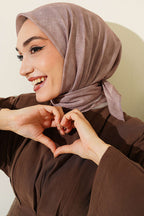 https://cdn.pazarium.com.tr/serit-cizgili-desenli-esarp-latte-801540-19-B.jpg