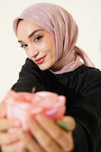 https://cdn.pazarium.com.tr/serit-cizgili-desenli-esarp-pudra-801528-19-B.jpg