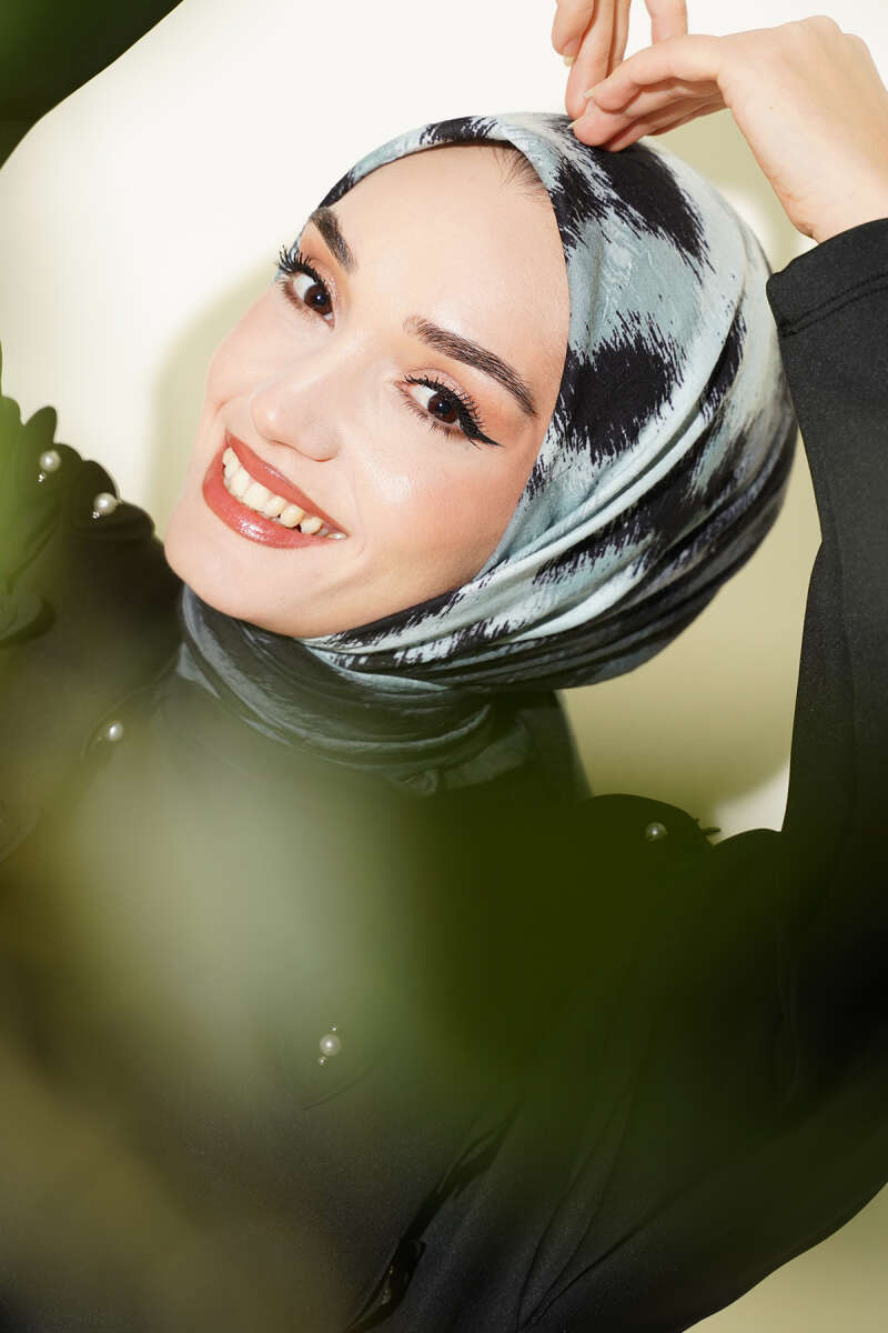 https://cdn.pazarium.com.tr/serit-gecisli-desenli-bambu-esarp-siyah-718587-17-B.jpg