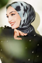 https://cdn.pazarium.com.tr/serit-gecisli-desenli-bambu-esarp-siyah-718588-17-B.jpg