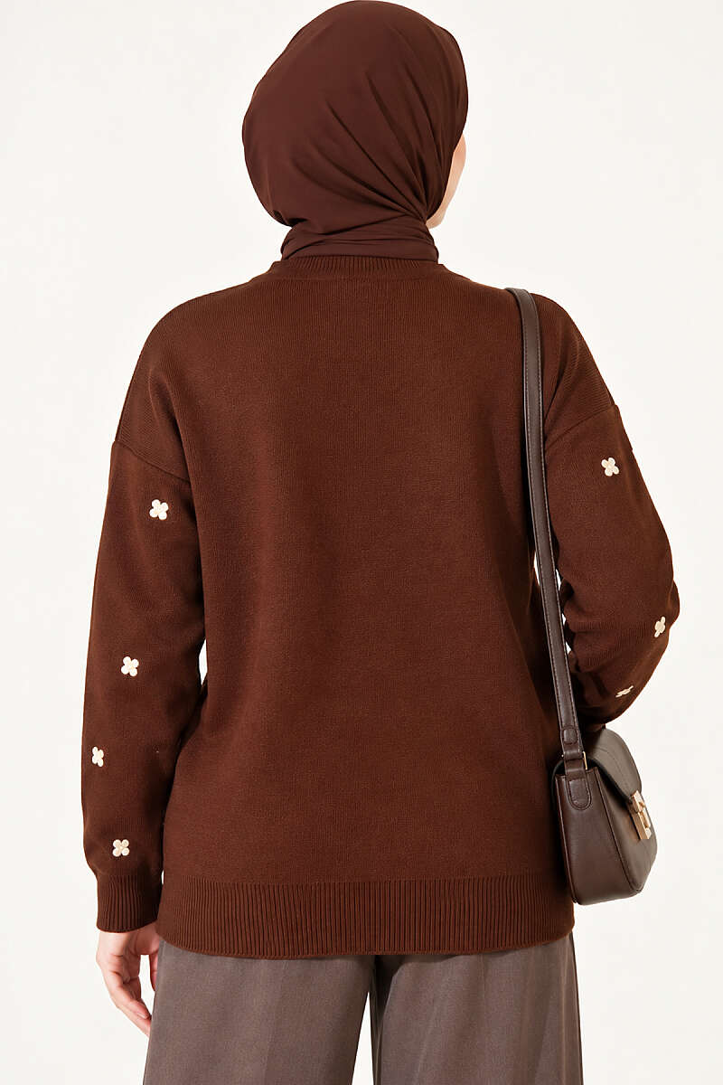 https://cdn.pazarium.com.tr/serpme-cicek-nakisli-triko-hirka-kahve-825772-20-B.jpg