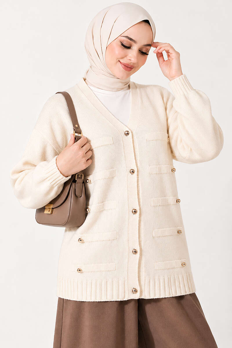 https://cdn.pazarium.com.tr/serpme-dugme-detayli-triko-hirka-tas-825726-20-B.jpg