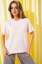 https://cdn.pazarium.com.tr/shouke-kabartmali-t-shirt-pembe-788021-19-B.jpg