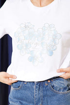 https://cdn.pazarium.com.tr/simli-cicek-baskili-t-shirt-beyaz-767234-18-B.jpg