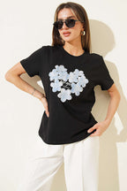 https://cdn.pazarium.com.tr/simli-cicek-baskili-t-shirt-siyah-767195-18-B.jpg