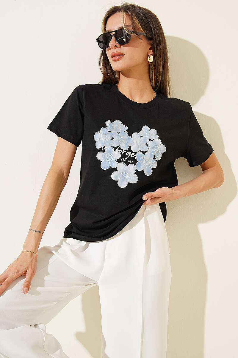 https://cdn.pazarium.com.tr/simli-cicek-baskili-t-shirt-siyah-767196-18-B.jpg