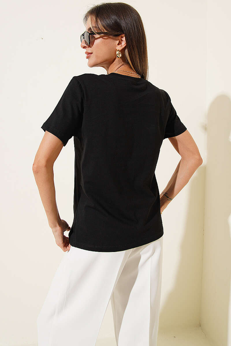 https://cdn.pazarium.com.tr/simli-cicek-baskili-t-shirt-siyah-767197-18-B.jpg