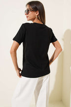 https://cdn.pazarium.com.tr/simli-cicek-baskili-t-shirt-siyah-767197-18-B.jpg