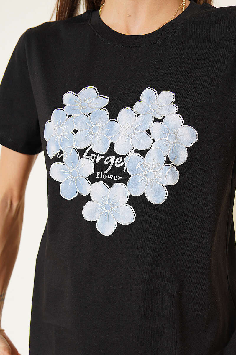https://cdn.pazarium.com.tr/simli-cicek-baskili-t-shirt-siyah-767198-18-B.jpg