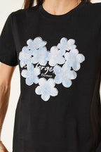 https://cdn.pazarium.com.tr/simli-cicek-baskili-t-shirt-siyah-767198-18-B.jpg
