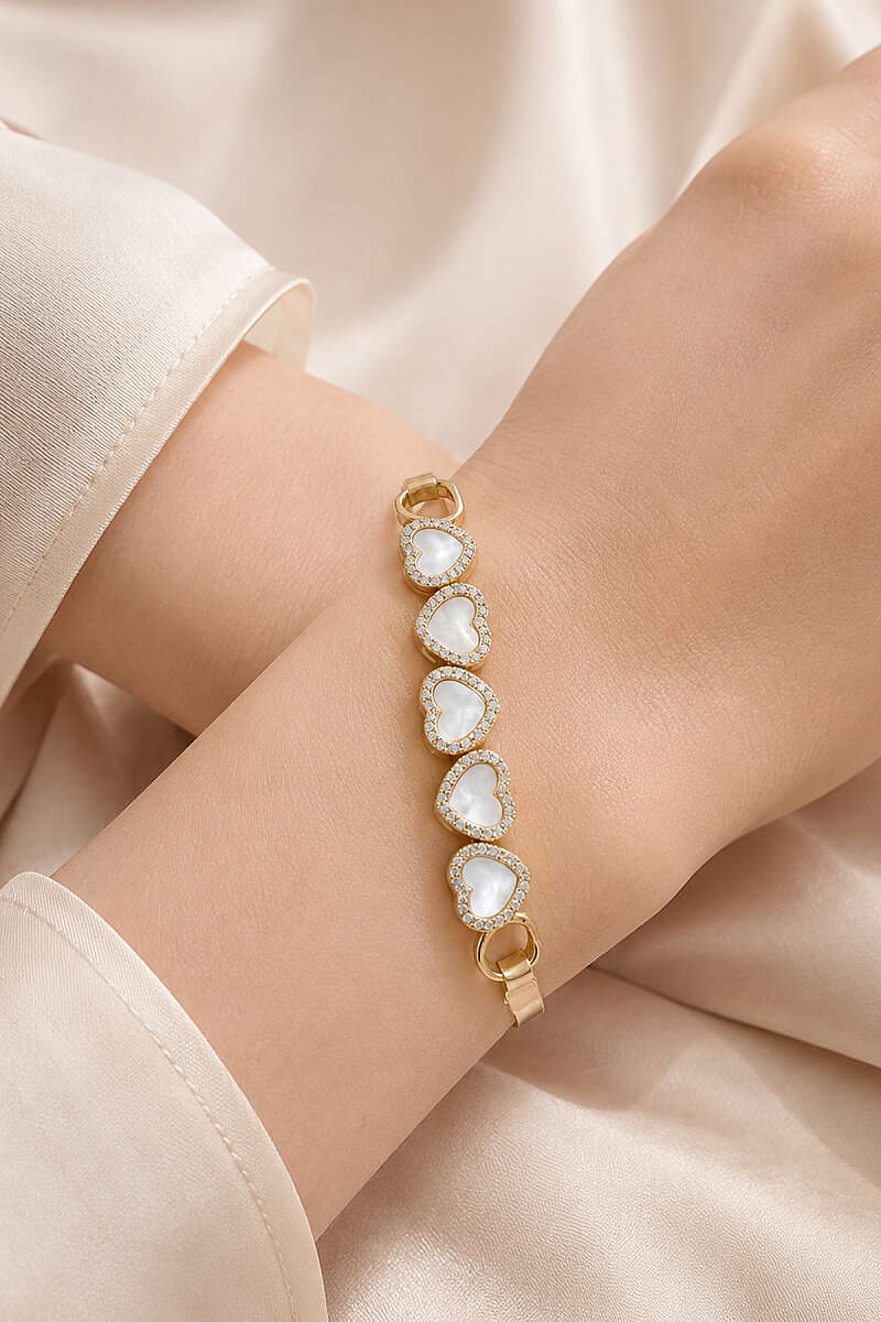 https://cdn.pazarium.com.tr/sira-dizili-kalp-detayli-bilezik-gold-811702-20-B.jpg