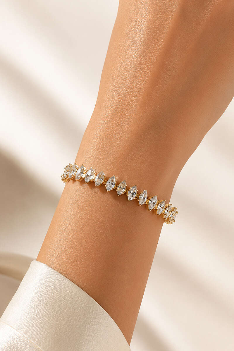 https://cdn.pazarium.com.tr/sira-mini-tasli-su-yolu-bileklik-gold-810645-20-B.jpg