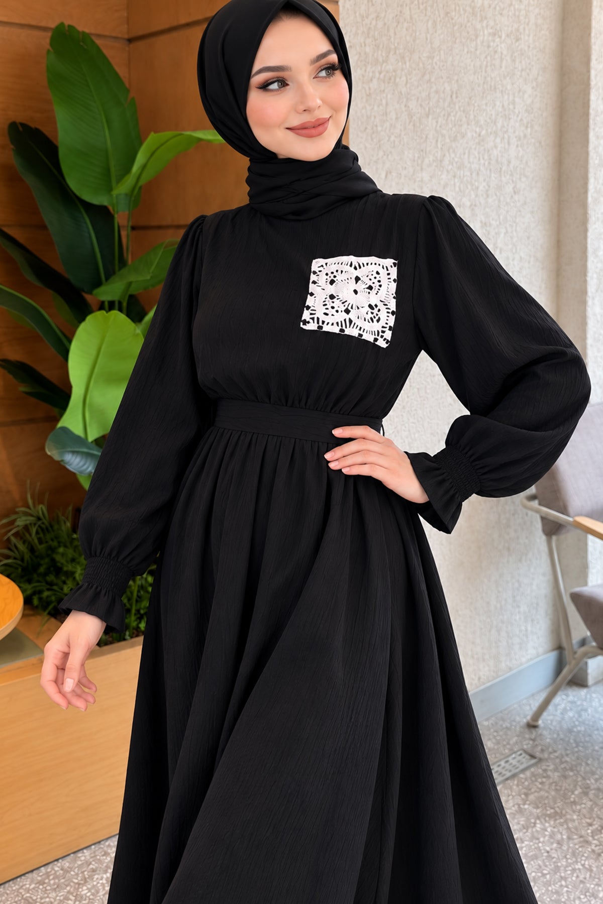 Vestido Beige con Encaje de Piedras, Bolsillos y Cintura Elástica