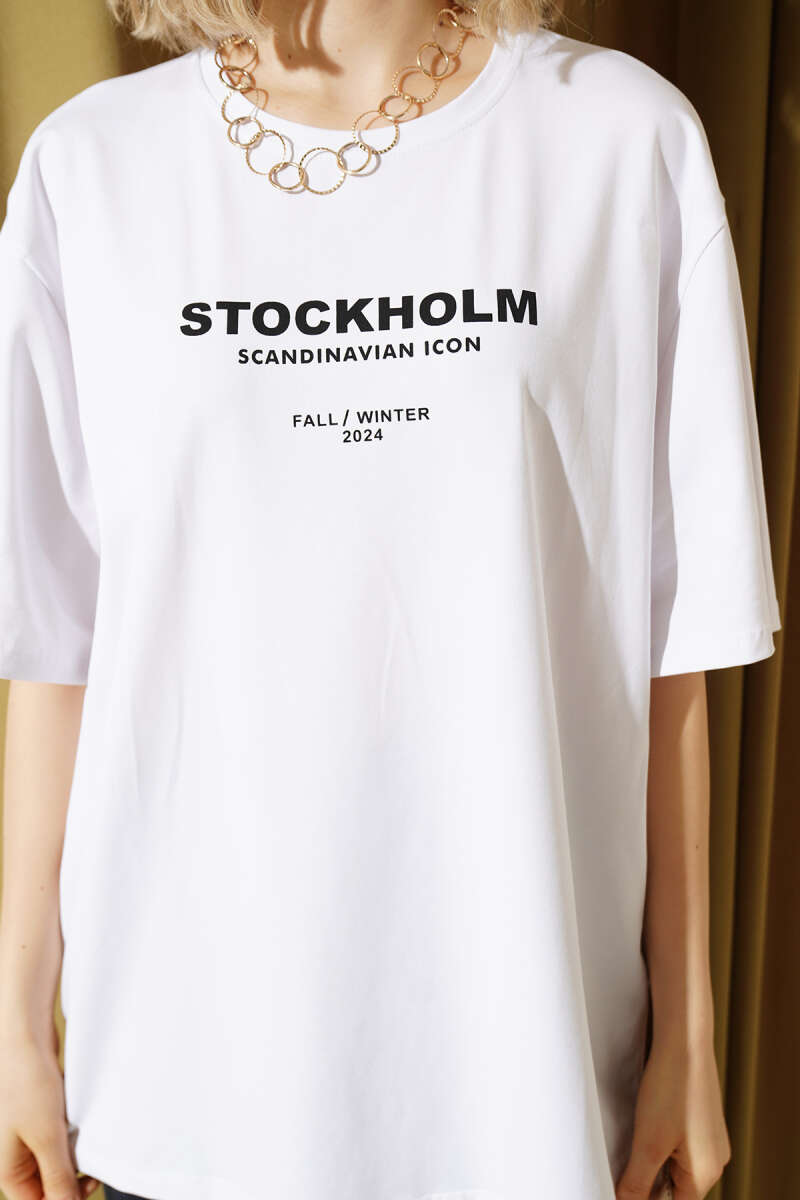 https://cdn.pazarium.com.tr/stockholm-yazili-t-shirt-beyaz-758801-18-B.jpg
