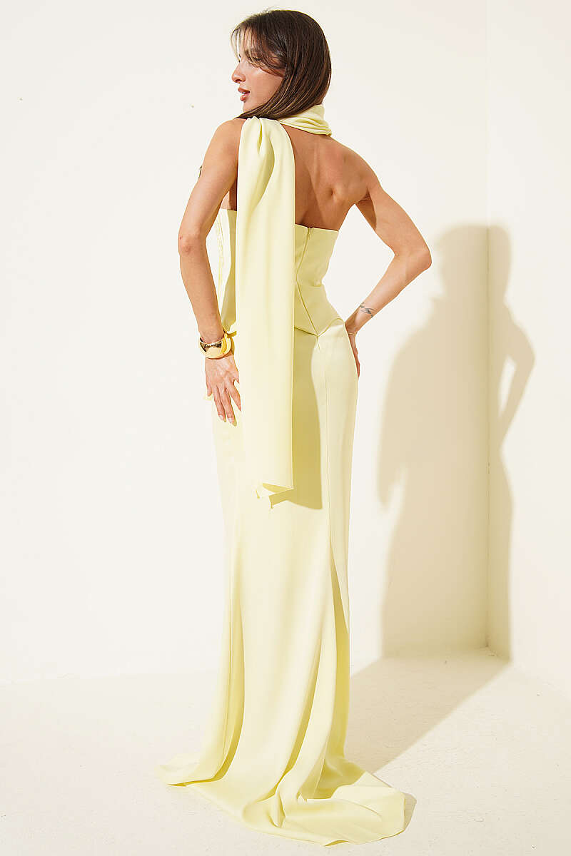 https://cdn.pazarium.com.tr/straplez-onu-tasli-abiye-elbise-sari-767178-18-B.jpg