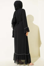 https://cdn.pazarium.com.tr/su-yolu-tasli-salli-sifon-elbise-siyah-804907-19-B.jpg