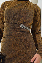 https://cdn.pazarium.com.tr/tas-aksesuarli-simli-elbise-camel-535890-12-B.jpg
