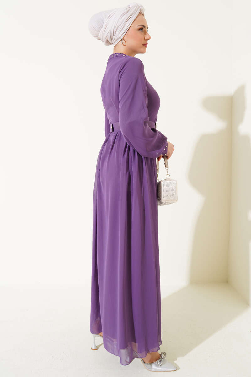 https://cdn.pazarium.com.tr/tas-detayli-kemerli-sifon-elbise-lila-583702-13-B.jpg