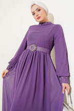 https://cdn.pazarium.com.tr/tas-detayli-kemerli-sifon-elbise-lila-583703-13-B.jpg