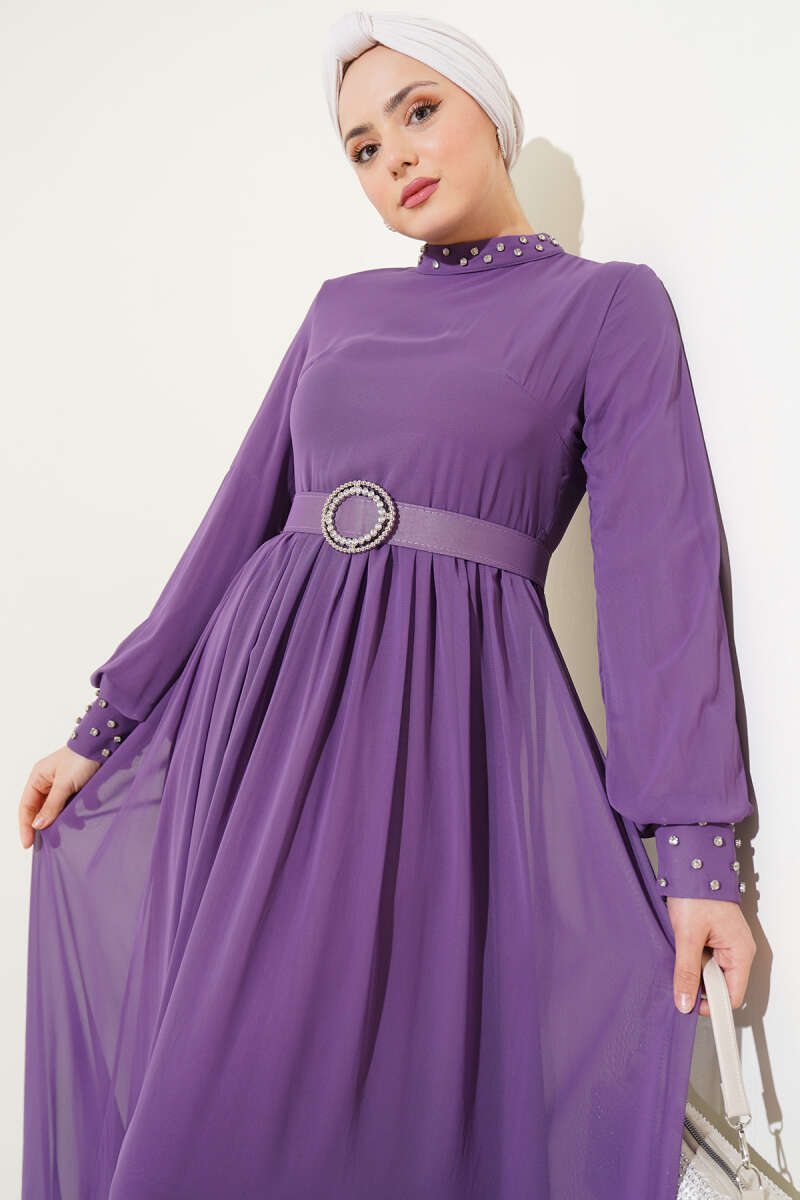 https://cdn.pazarium.com.tr/tas-detayli-kemerli-sifon-elbise-lila-583703-13-B.jpg