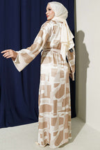 https://cdn.pazarium.com.tr/tas-jakarli-desenli-abaya-takim-bej-815353-20-B.jpg