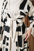 https://cdn.pazarium.com.tr/tas-jakarli-desenli-abaya-takim-siyah-815358-20-B.jpg