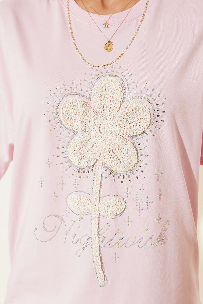 https://cdn.pazarium.com.tr/tasli-gupur-cicekli-t-shirt-pembe-767229-18-B.jpg
