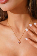 https://cdn.pazarium.com.tr/tasli-kalpli-kolye-gold-646028-15-B.jpg