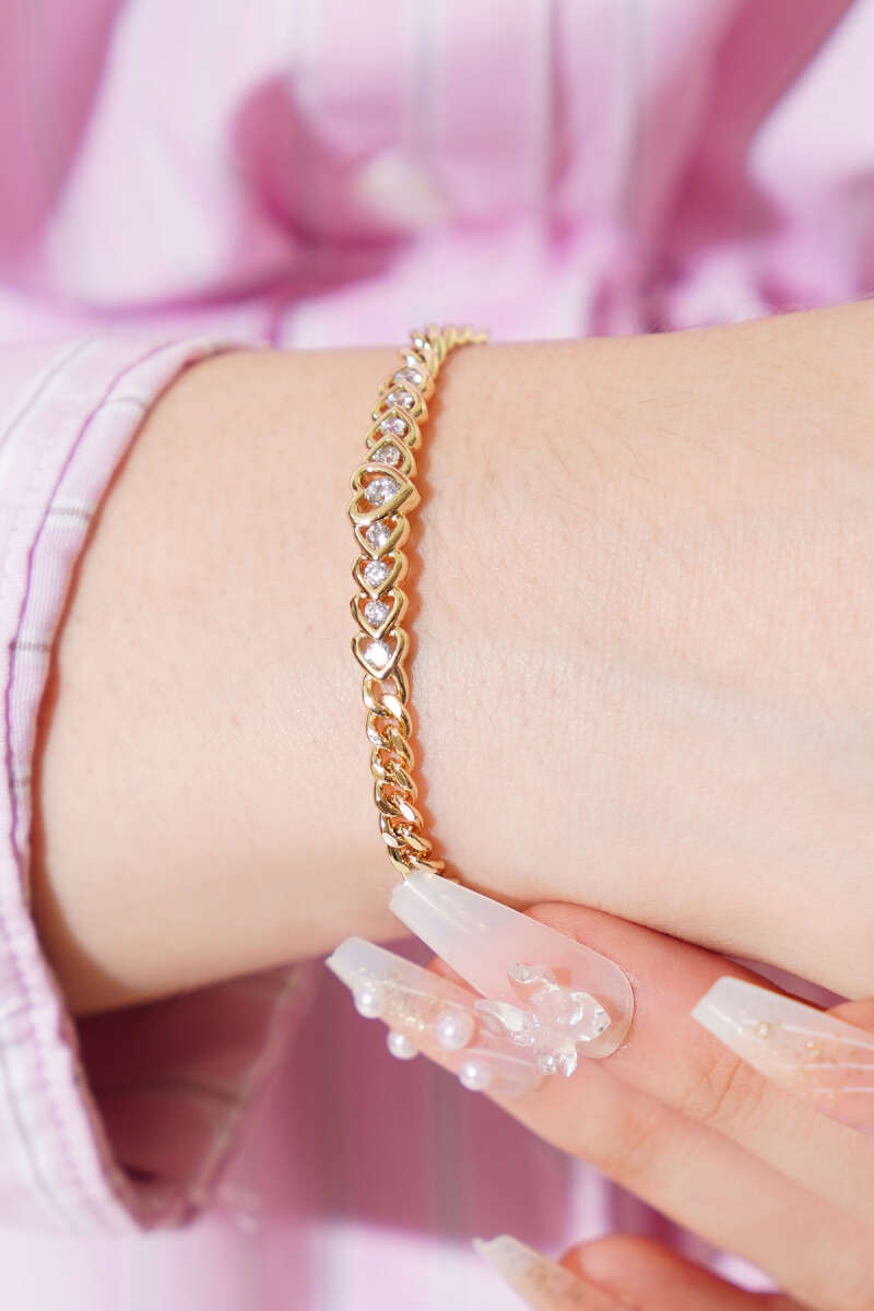 https://cdn.pazarium.com.tr/tasli-kalpli-zincir-bileklik-gold-669758-16-B.jpg