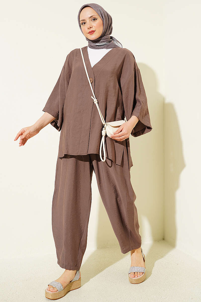 https://cdn.pazarium.com.tr/tek-dugmeli-tensel-kimono-ikili-takim-kahve-799268-19-B.jpg