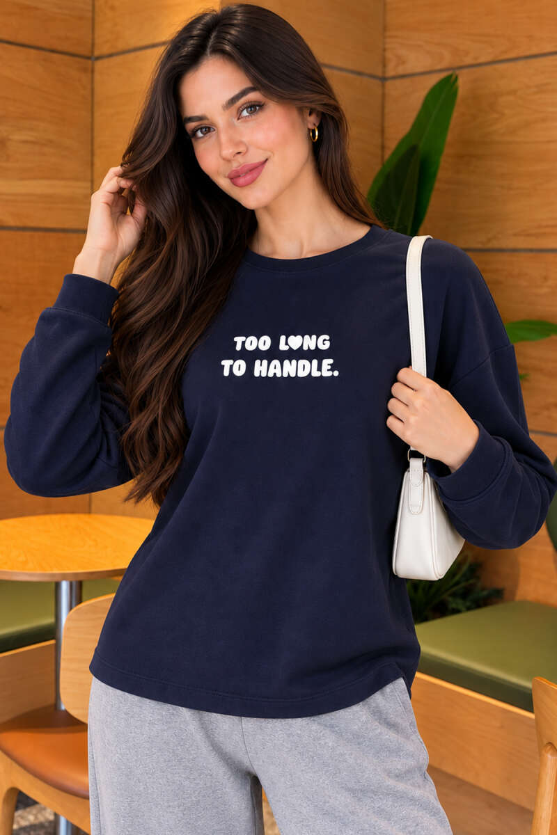https://cdn.pazarium.com.tr/too-long-to-handle-baskili-sweatshirt-lacivert-835871-20-B.jpg