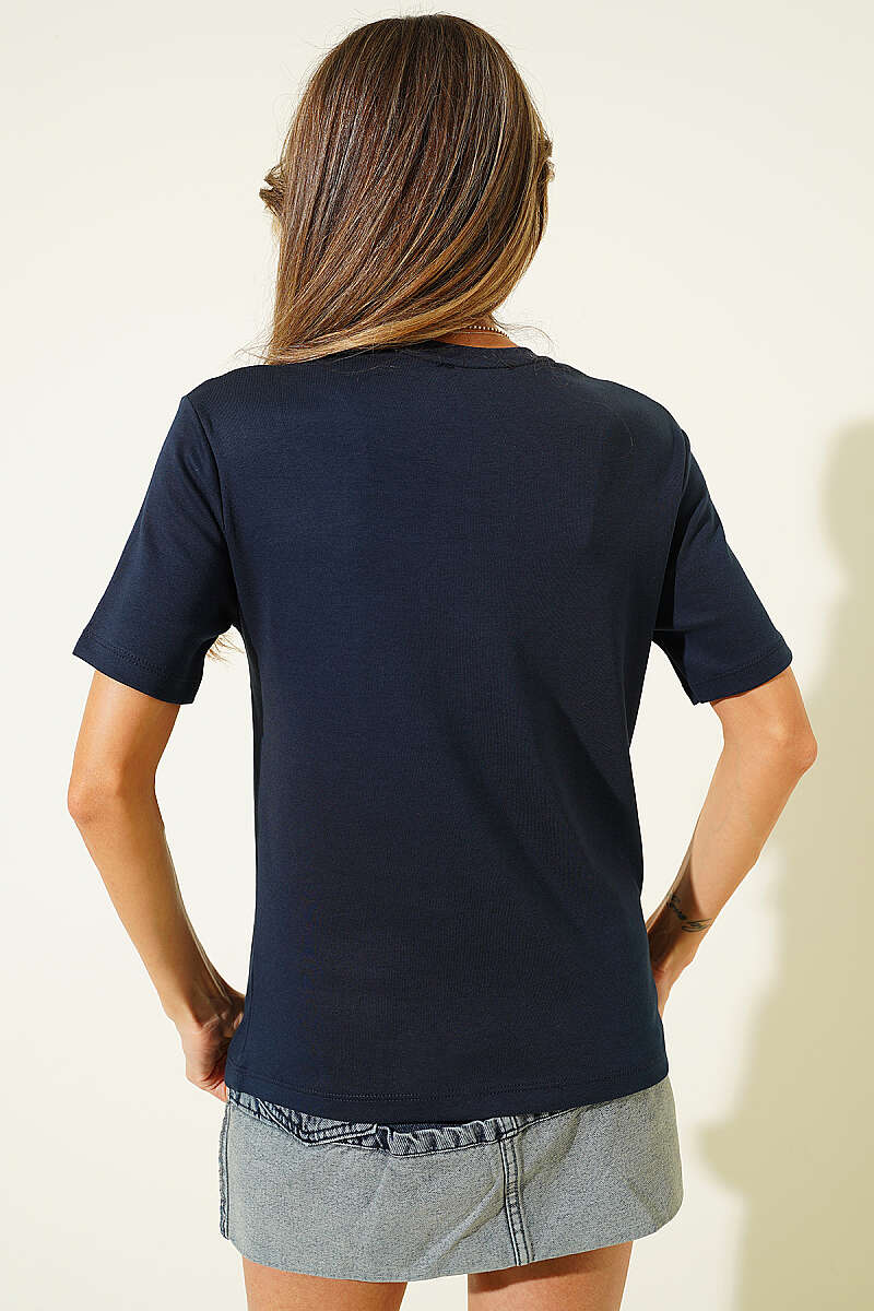 https://cdn.pazarium.com.tr/v-yaka-detayli-basic-t-shirt-lacivert-787887-19-B.jpg