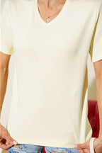 https://cdn.pazarium.com.tr/v-yaka-detayli-basic-t-shirt-sari-788006-19-B.jpg