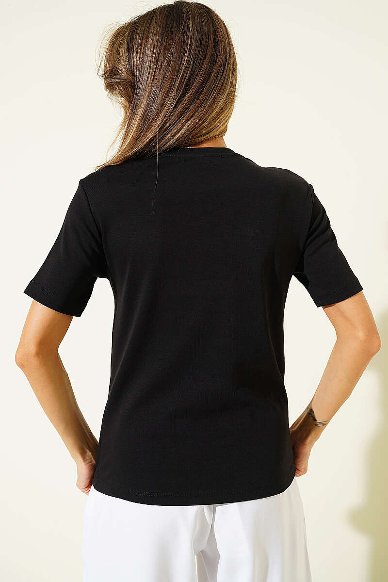 https://cdn.pazarium.com.tr/v-yaka-detayli-basic-t-shirt-siyah-787891-19-B.jpg