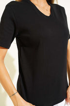 https://cdn.pazarium.com.tr/v-yaka-detayli-basic-t-shirt-siyah-787892-19-B.jpg
