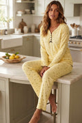 https://cdn.pazarium.com.tr/v-yaka-dugmeli-desenli-kadin-pijama-takimi-sari-840472-20-B.jpg