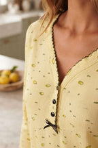 https://cdn.pazarium.com.tr/v-yaka-dugmeli-desenli-kadin-pijama-takimi-sari-840473-20-B.jpg
