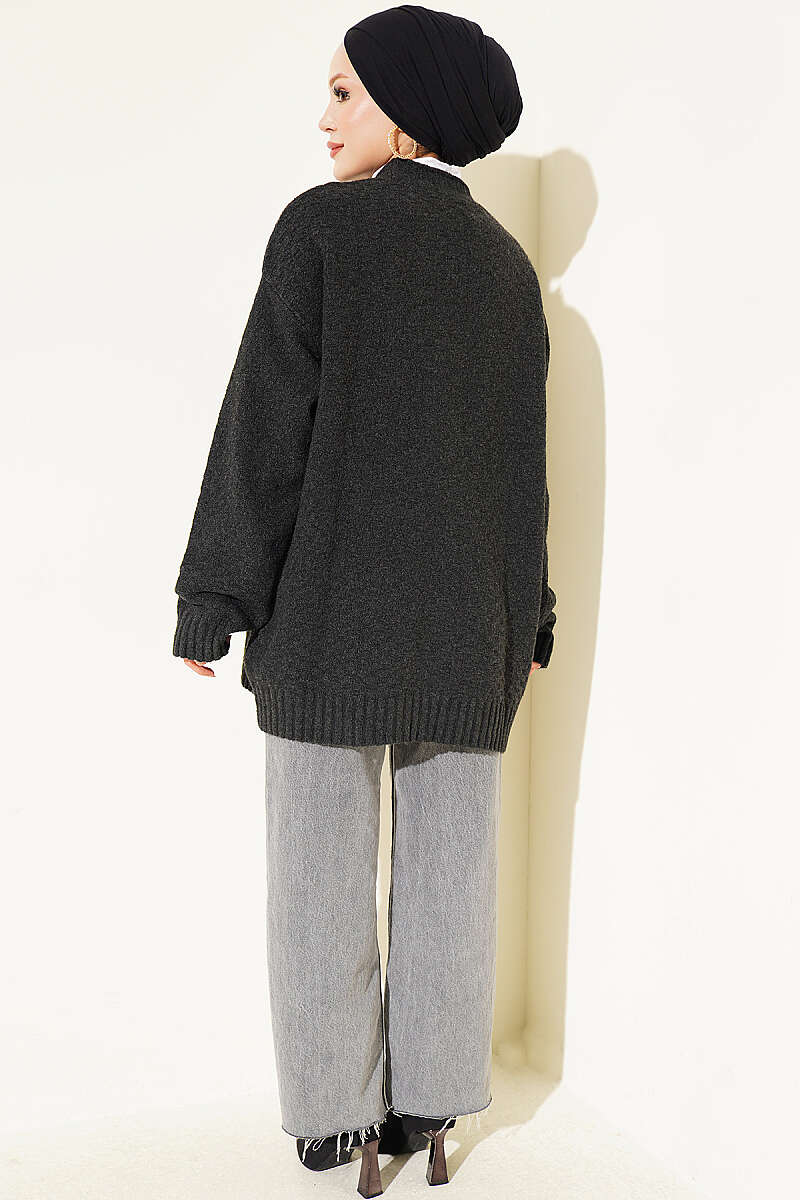 https://cdn.pazarium.com.tr/v-yaka-dugmeli-oversize-triko-hirka-antrasit-824083-20-B.jpg