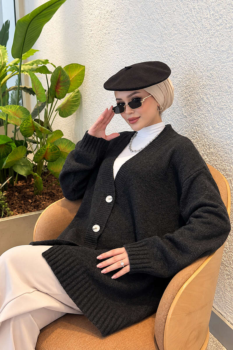 https://cdn.pazarium.com.tr/v-yaka-dugmeli-oversize-triko-hirka-antrasit-824299-20-B.jpg