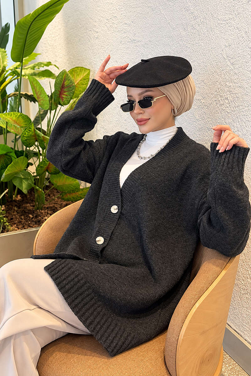 https://cdn.pazarium.com.tr/v-yaka-dugmeli-oversize-triko-hirka-antrasit-824300-20-B.jpg