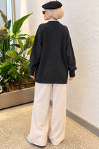 https://cdn.pazarium.com.tr/v-yaka-dugmeli-oversize-triko-hirka-antrasit-824301-20-B.jpg