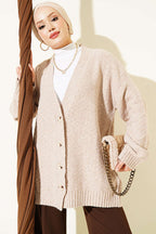 https://cdn.pazarium.com.tr/v-yaka-dugmeli-oversize-triko-hirka-bej-823998-20-B.jpg